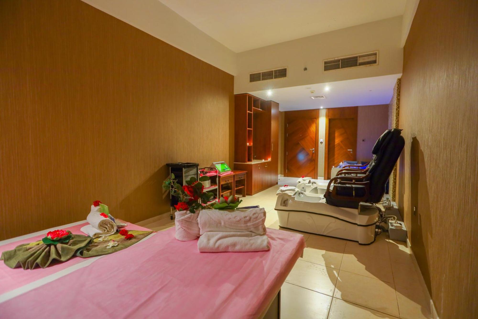 Hotel Ramee Palace